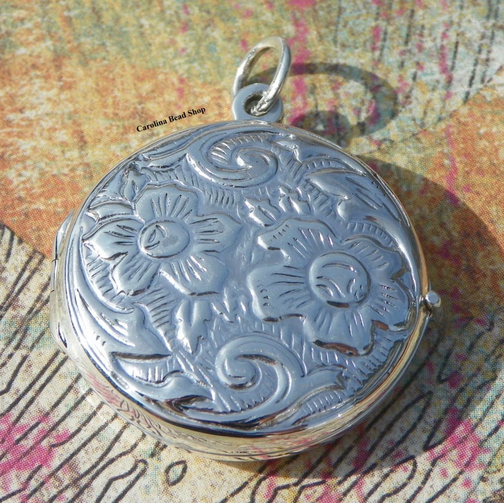 Round Floral Design Locket - Keepsake, Momentos, Gift for Mom, Photo Locket, C725
